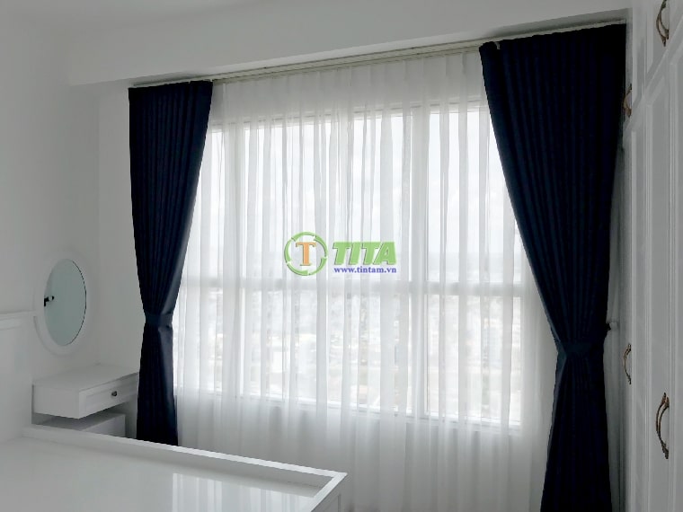 Với những căn phòng thiếu ánh sáng tự nhiên, Rèm cửa sổ may sẵn sẽ là giải pháp hoàn hảo để tăng cường ánh sáng, đồng thời tạo nên không gian sống động, thoải mái hơn cho gia đình bạn.